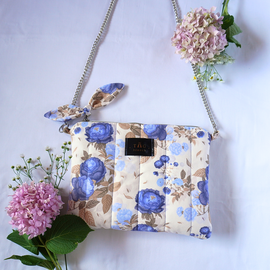 Handmade quilted small bag with blue roses pattern and silver zipper - TGbrooch